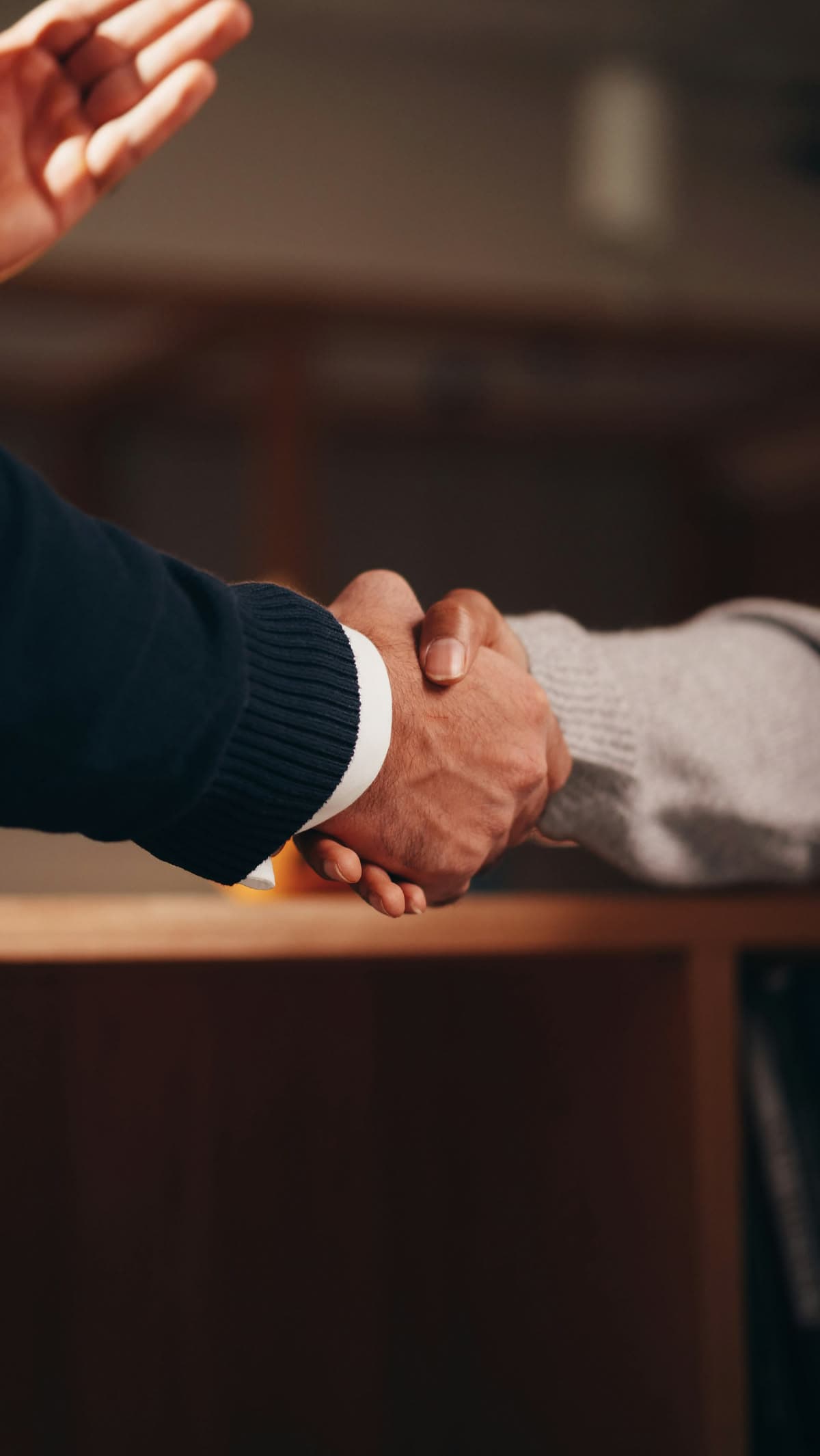 Poignée de main entre Selego et un client